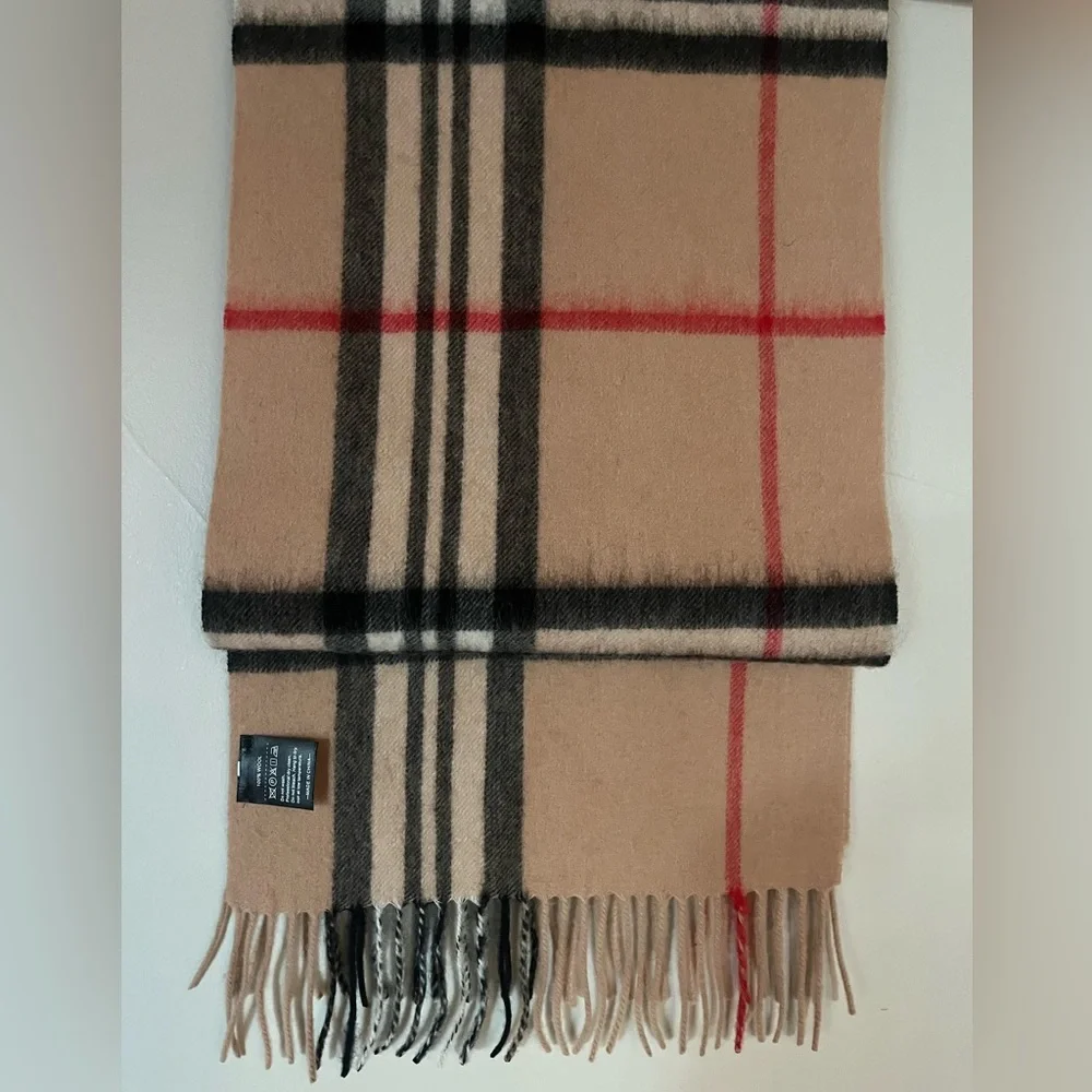 100% wool scarf, soft, plaid. ‎ New without tag! Great gift!